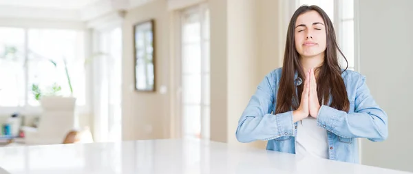 Imagem Ângulo Largo Bela Jovem Mulher Sentada Mesa Branca Casa — Fotografia de Stock