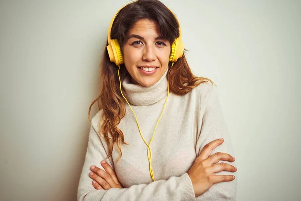 Junge Schöne Frau Die Musik Über Kopfhörer Über Weißen Isolierten — Stockfoto