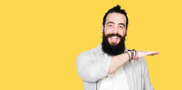 Jovem Com Cabelos Longos Barba Brincos Gesticulando Com Mãos Mostrando — Fotografia de Stock