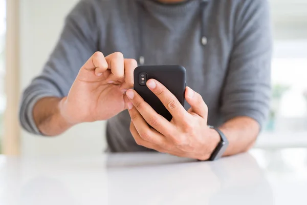 Fechar o Homem Usando Smartphone — Fotografia de Stock
