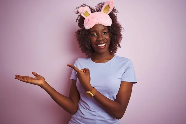 Jovem Africana Afro Mulher Vestindo Máscara Sono Sobre Fundo Rosa — Fotografia de Stock