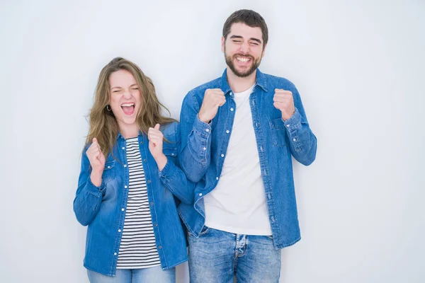 Jovem Belo Casal Juntos Sobre Fundo Isolado Branco Animado Para — Fotografia de Stock