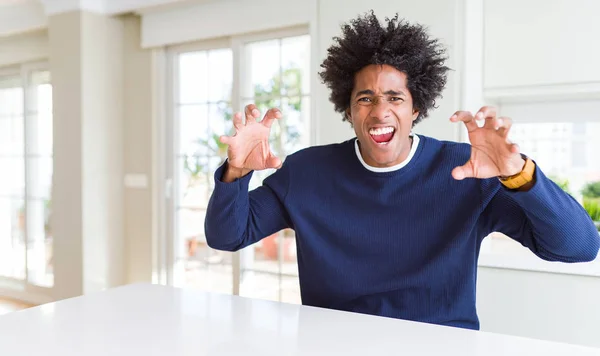 カジュアルなセーターを着た若いアフリカ系アメリカ人男性が 猫のように爪のジェスチャーをして笑って 攻撃的でセクシーな表情をする — ストック写真