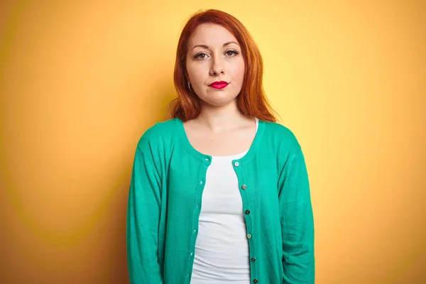 Youg Bella Rossa Donna Che Indossa Maglione Verde Inverno Sfondo — Foto Stock