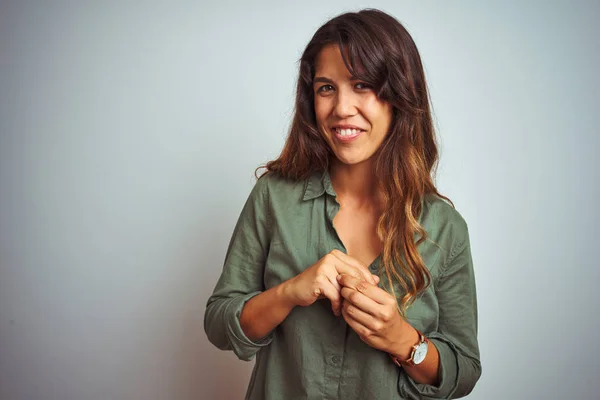 Joven Hermosa Mujer Con Camisa Verde Pie Sobre Fondo Gris —  Fotos de Stock