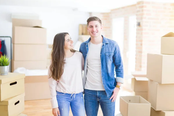 Belo Jovem Casal Mudando Para Uma Nova Casa Sobre Novo — Fotografia de Stock