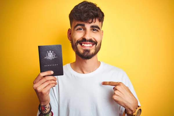 Молодий Чоловік Татуюванням Носять Австралійський Паспорт Австралії Ізольованому Жовтому Фоні — стокове фото