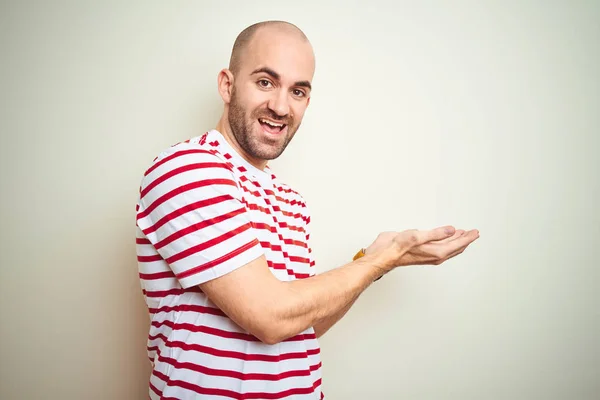 Jovem Careca Com Barba Vestindo Casual Listrado Camiseta Vermelha Sobre — Fotografia de Stock