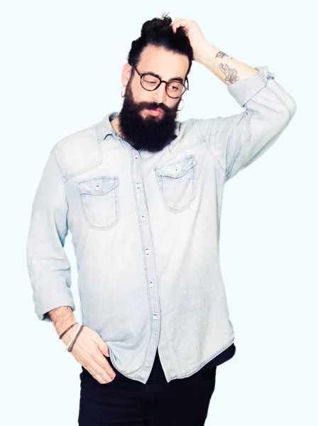 Jeune Homme Hipster Aux Cheveux Longs Barbe Portant Des Lunettes — Photo