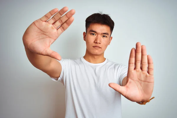 Jonge Aziatische Chinese Man Dragen Shirt Staande Geïsoleerde Witte Achtergrond — Stockfoto