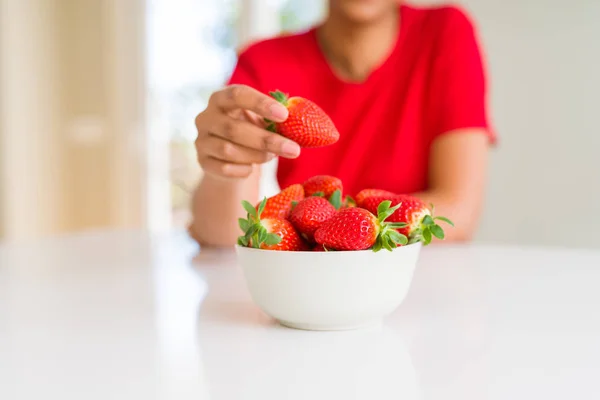 Close up de jovem mulher comendo morangos frescos — Fotografia de Stock