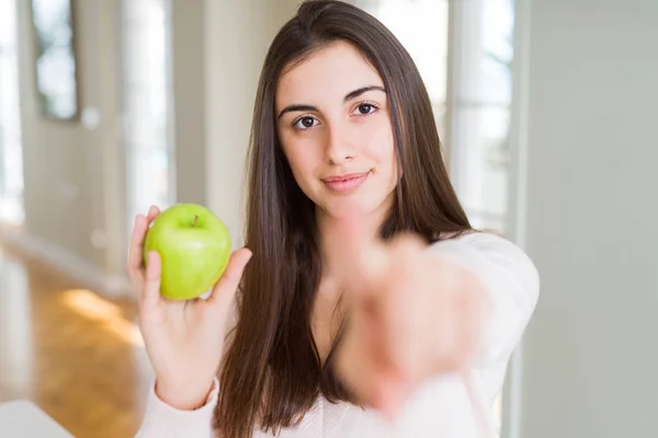 カメラとあなたに指で指で指を指して健康な緑のリンゴの果実を食べる美しい若い女性は 手のサイン 正面から肯定的で自信のあるジェスチャー — ストック写真