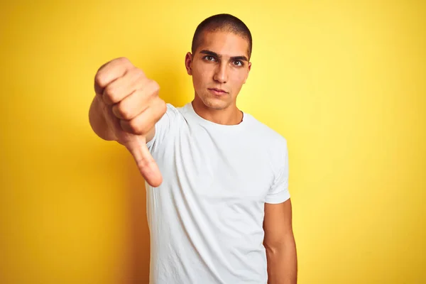 노란색 캐주얼 티셔츠를 남자는 불만과 분노를 보여주는 거부와 손가락 아래로 — 스톡 사진