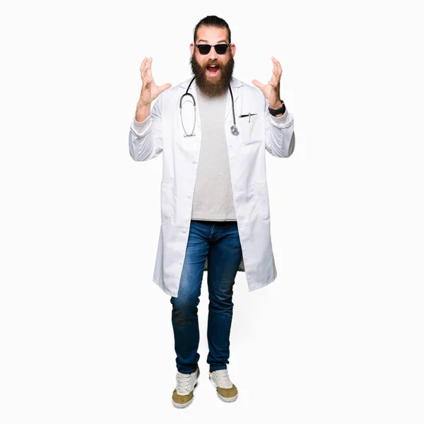 Giovane Medico Biondo Uomo Con Barba Indossa Occhiali Sole Che — Foto Stock