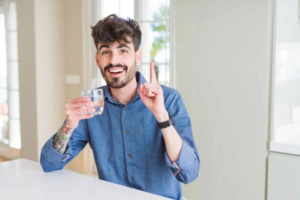 Joven Bebiendo Vaso Agua Fresca Sorprendido Con Una Idea Pregunta — Foto de Stock