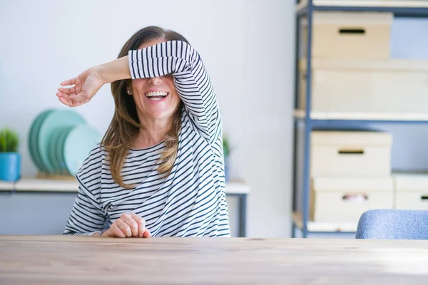 Seniorin Mittleren Alters Die Hause Tisch Sitzt Und Die Augen — Stockfoto