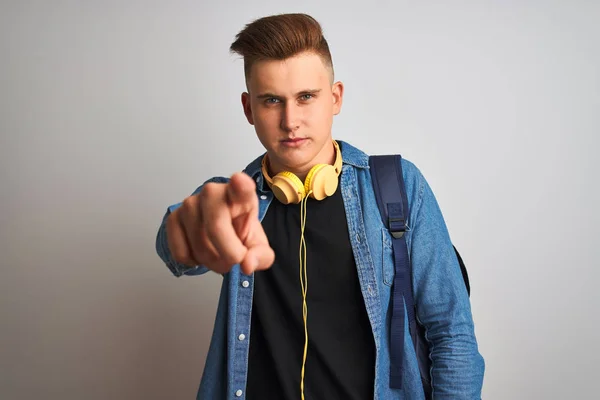 Junger Student Mit Jeanshemd Rucksack Kopfhörer Über Isoliertem Weißem Hintergrund — Stockfoto