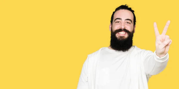 Joven Con Pelo Largo Barba Con Sudadera Deportiva Mostrando Apuntando —  Fotos de Stock