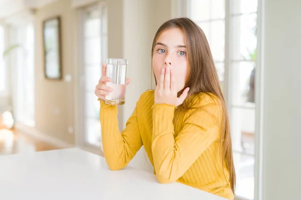 手で水カバー口の新鮮なガラスを飲む美しい若い女の子は 間違い 恐怖の表現 沈黙で怖がって 秘密の概念でショックを受けました — ストック写真