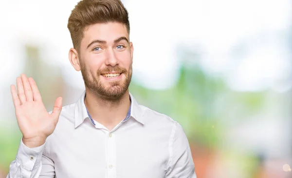 Jovem Homem Negócios Bonito Waiving Dizendo Olá Feliz Sorridente Gesto — Fotografia de Stock