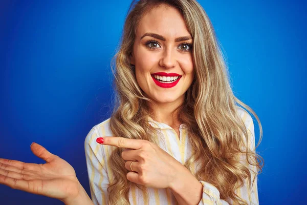 Молодая Красивая Женщина Полосатой Рубашке Стоя Синем Изолированном Фоне Счастливы — стоковое фото