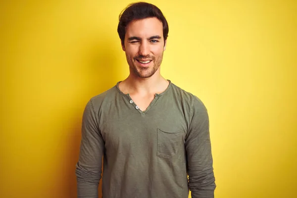 Genç Yakışıklı Adam Günlük Tişört Giyip Izole Edilmiş Sarı Arka — Stok fotoğraf