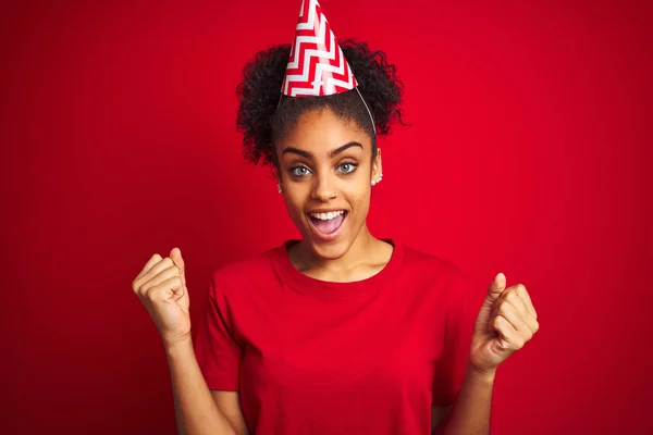 Jonge Afro Amerikaanse Vrouw Dragen Verjaardag Hoed Geïsoleerde Rode Achtergrond — Stockfoto