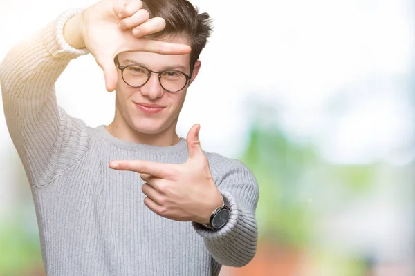 Joven Hombre Guapo Con Gafas Sobre Fondo Aislado Sonriendo Haciendo — Foto de Stock