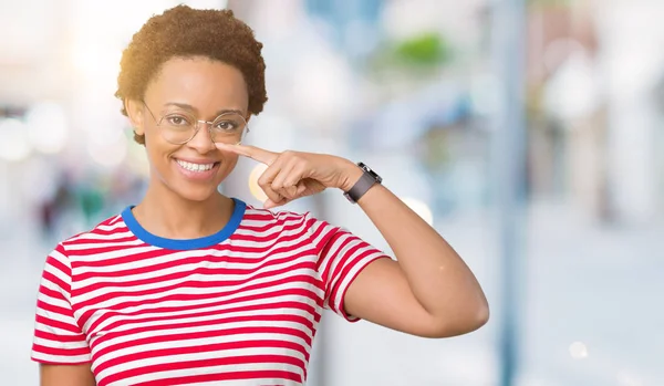 Krásné Mladé Afroamerické Ženy Nosí Brýle Nad Izolované Pozadí Ukázání — Stock fotografie