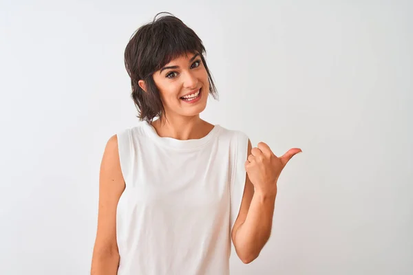 Jovem Mulher Bonita Vestindo Camiseta Casual Sobre Fundo Branco Isolado — Fotografia de Stock