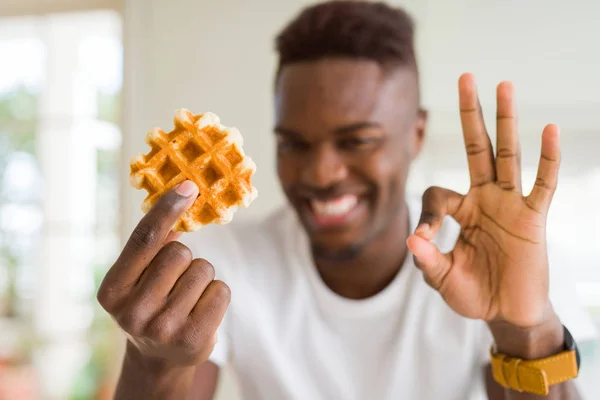 Homme Afro Américain Mangeant Une Gaufre Belge Sucrée Faisant Signe — Photo