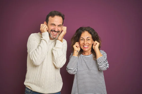 Hermosa Pareja Mediana Edad Que Usa Suéter Invierno Sobre Fondo — Foto de Stock