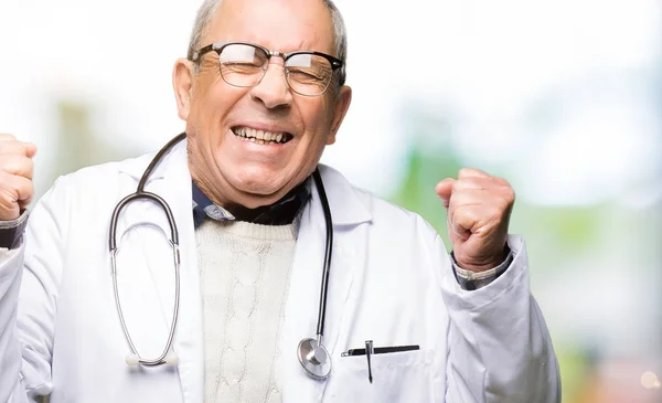 Tıbbi Giyen Yakışıklı Kıdemli Doktor Adam Kat Kızgın Çığlık Kaldırdı — Stok fotoğraf