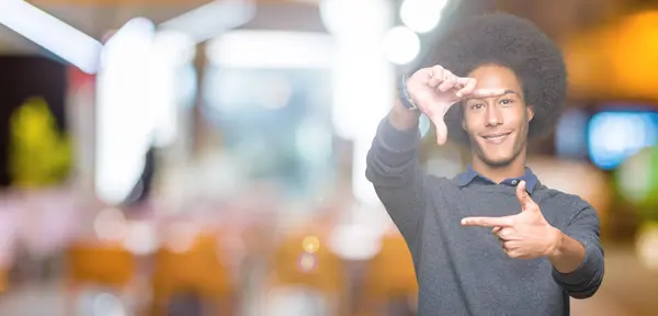 Joven Hombre Negocios Afroamericano Con Cabello Afro Sonriente Haciendo Marco —  Fotos de Stock