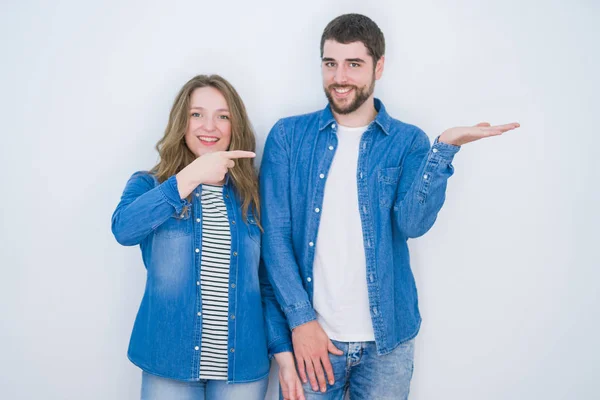 Jovem Casal Bonito Juntos Sobre Fundo Isolado Branco Espantado Sorrindo — Fotografia de Stock