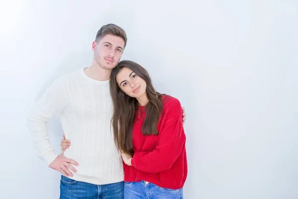 Casal Jovem Bonito Sobre Fundo Isolado Branco Com Expressão Séria — Fotografia de Stock