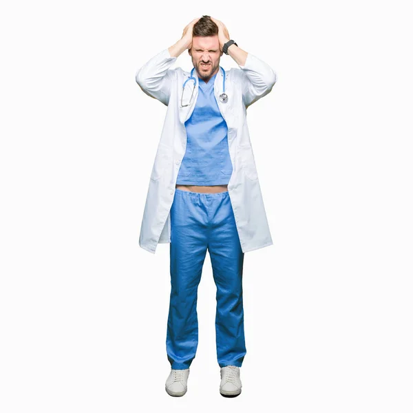 Stilig Läkare Man Bär Medicinsk Uniform Över Isolerade Bakgrund Lider — Stockfoto