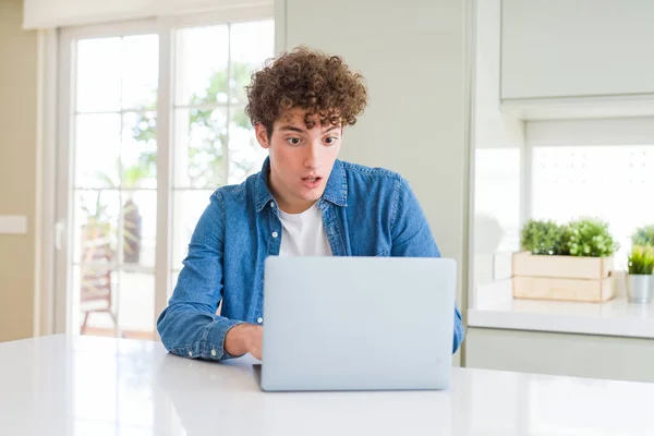 Mladý Muž Který Používal Počítačový Laptop Vyděsil Šoku Překvapením Strachem — Stock fotografie