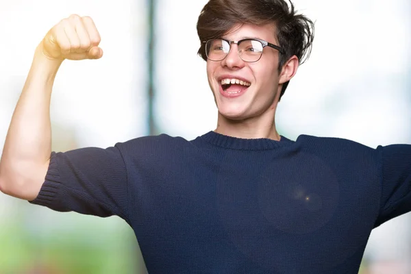 Homem Bonito Jovem Usando Óculos Sobre Fundo Isolado Mostrando Músculos — Fotografia de Stock