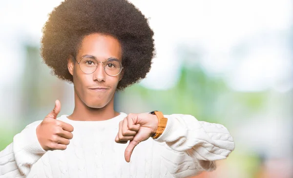 Joven Afroamericano Con Cabello Afro Usando Gafas Haciendo Pulgares Arriba —  Fotos de Stock