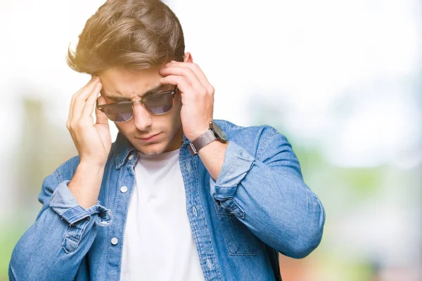 Joven Hombre Guapo Con Gafas Sol Sobre Fondo Aislado Con —  Fotos de Stock