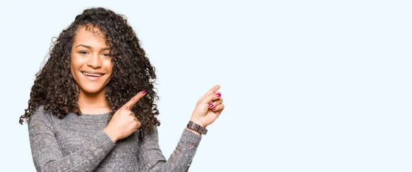 Jovem Mulher Bonita Com Cabelo Encaracolado Vestindo Camisola Cinza Sorrindo — Fotografia de Stock