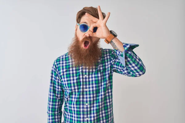 Joven Pelirrojo Irlandés Con Camisa Casual Gafas Sol Sobre Fondo —  Fotos de Stock