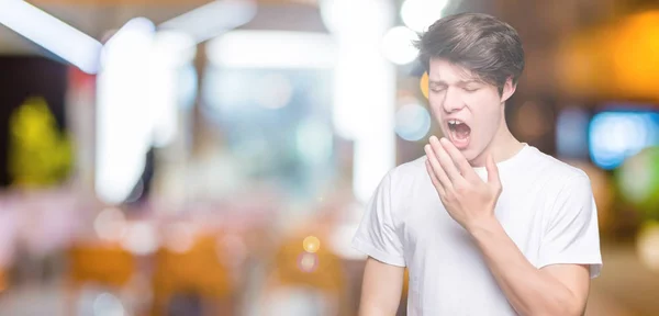 Homem Bonito Jovem Vestindo Casual Shirt Branca Sobre Fundo Isolado — Fotografia de Stock