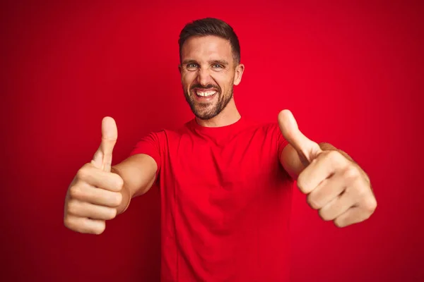 Ung Stilig Man Klädd Casual Shirt Över Röda Isolerade Bakgrund — Stockfoto