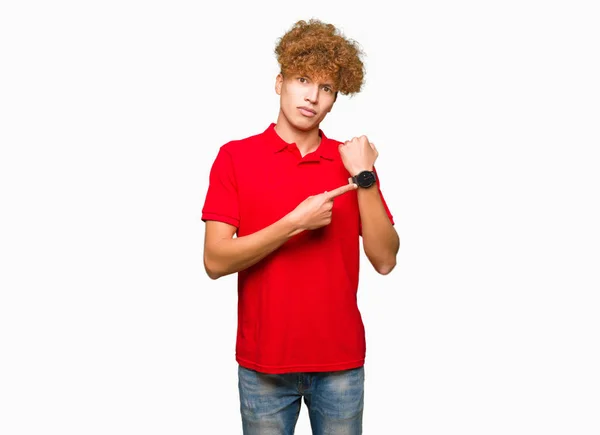 Νέος Όμορφος Άντρας Άφρο Μαλλιά Φορώντας Κόκκινο Μπλουζάκι Βιασύνη Δείχνοντας — Φωτογραφία Αρχείου
