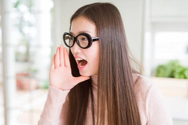 Schöne Asiatische Frau Mit Brille Schreit Und Schreit Laut Zur — Stockfoto