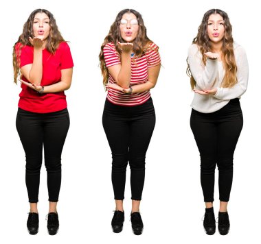 Kolaj bir öpücük el ile güzel ve seksi olmak hava üfleme kamera bakıyor beyaz izole arka plan üzerinde güzel genç kadın. Aşk ifade.