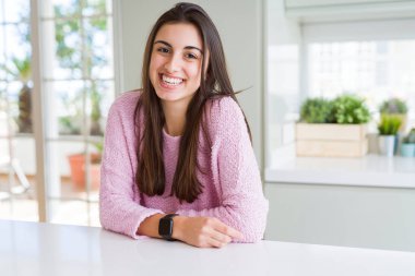 Güzel genç esmer kadın yüz gösteren büyük bir gülümseme ile kamera bakıyor neşeli gülümseyen