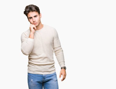 Yakışıklı delikanlı çene düşünme hakkında soru, dalgın ifade üzerine el ile izole arka plan üzerinde. Düşünceli yüzüyle gülümsüyor. Şüphe kavramı.